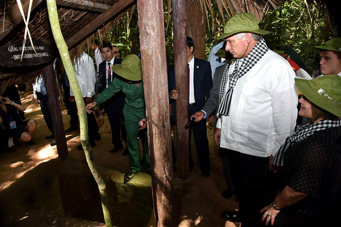 Presidente cubano visita legendarios túneles guerrilleros en Vietnam (+ fotos y videos) Presidente cubano visita legendarios túneles guerrilleros en Vietnam (+ fotos y videos)