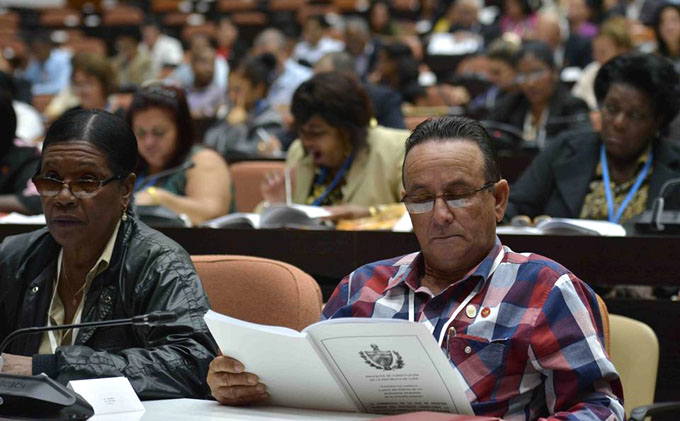 Prosiguen diputados cubanos estudio de proyecto de Constitución Prosiguen diputados cubanos estudio de proyecto de Constitución