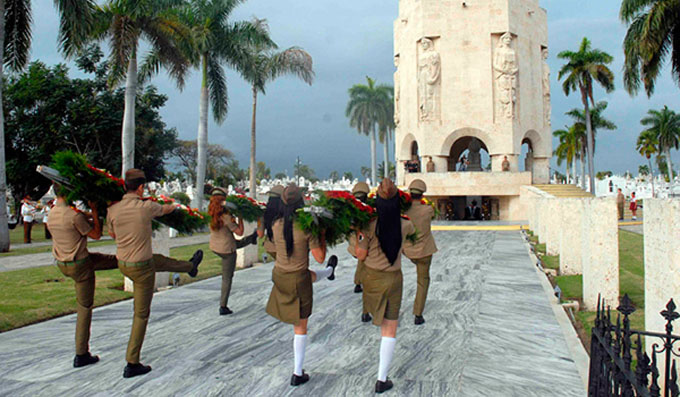 Ofrendas florales de Raúl y Díaz-Canel en homenaje a José Martí Ofrendas florales de Raúl y Díaz-Canel en homenaje a José Martí