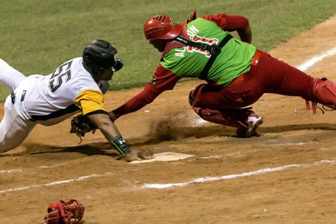 Azucareros dicen “basta” y alzan la voz en la gran final de la pelota cubana (+ video) Azucareros dicen “basta” y alzan la voz en la gran final de la pelota cubana (+ video)
