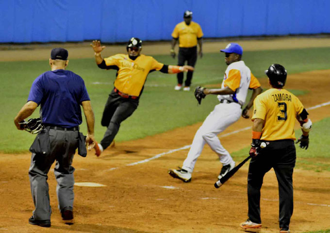 Villa Clara y Las Tunas tocan la puerta de la final de béisbol cubano Villa Clara y Las Tunas tocan la puerta de la final de béisbol cubano
