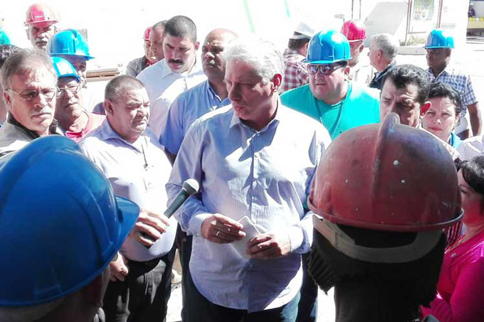Díaz-Canel comienza en central azucarero visita a oriental provincia (+fotos) Díaz-Canel comienza en central azucarero visita a oriental provincia (+fotos)