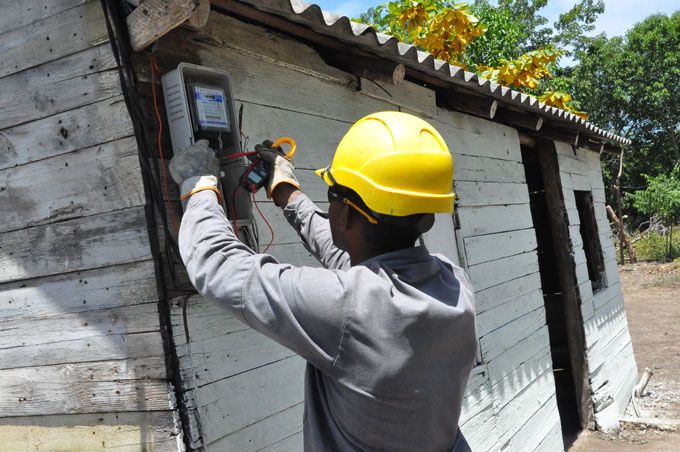 Se electrificará más de una decena de comunidades con servicio deficiente Se electrificará más de una decena de comunidades con servicio deficiente