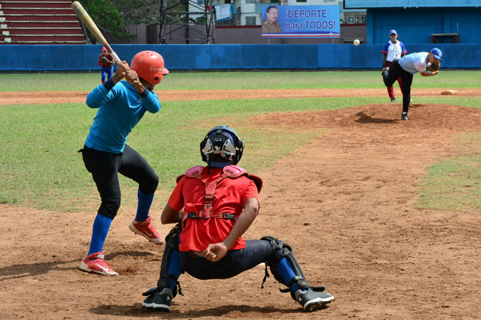 Consiguen primera victoria juveniles granmenses en final del nacional de béisbol Consiguen primera victoria juveniles granmenses en final del nacional de béisbol