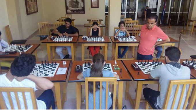 Gran Maestro cubano de Ajedrez en su faceta de educador (+Foto) Gran Maestro cubano de Ajedrez en su faceta de educador (+Foto)