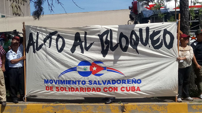 Salvadoreños marchan en muestra de solidaridad con Cuba Salvadoreños marchan en muestra de solidaridad con Cuba