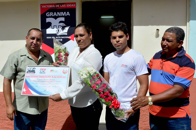 #GranmaEn26: Recibe reconocimiento Empresa porcina (+ fotos) #GranmaEn26: Recibe reconocimiento Empresa porcina (+ fotos)