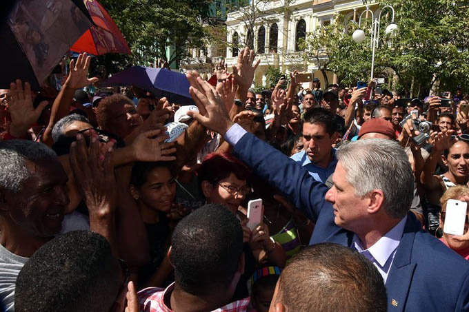 Participa presidente de Cuba en siembra de árbol por aniversario Participa presidente de Cuba en siembra de árbol por aniversario