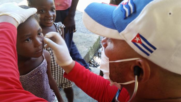 Médicos cubanos salvan vida a miles de angoleños Médicos cubanos salvan vida a miles de angoleños