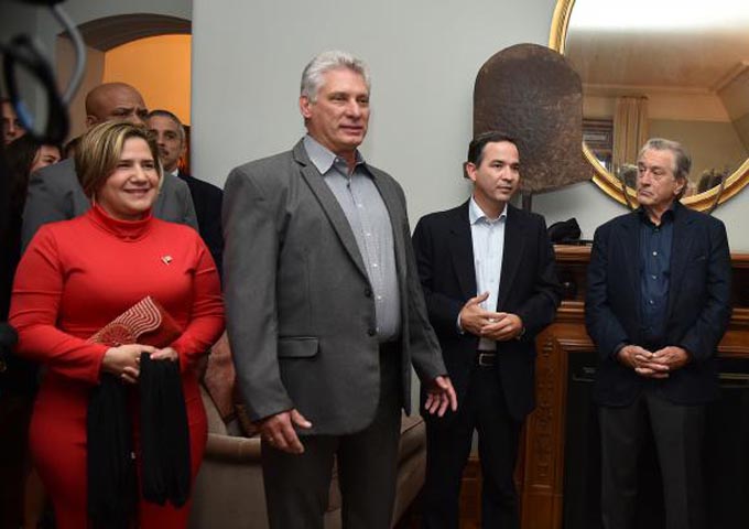 Con gritos de Cuba sí, yanquis no, reciben a Díaz-Canel en México Con gritos de Cuba sí, yanquis no, reciben a Díaz-Canel en México