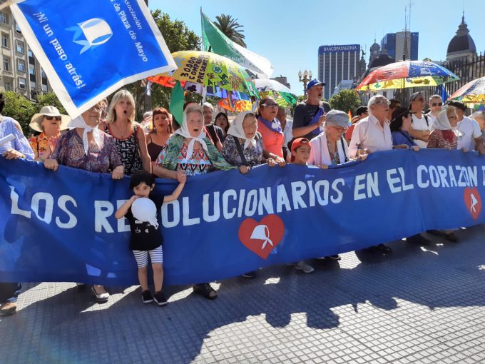 Madres de la Plaza de Mayo marchan en apoyo al nuevo gobierno en Argentina