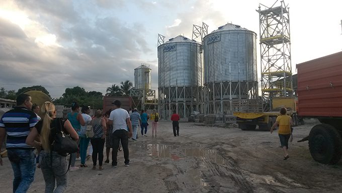 Recorrido personalidades de Granma. Planta de beneficio y secado de granos El Country