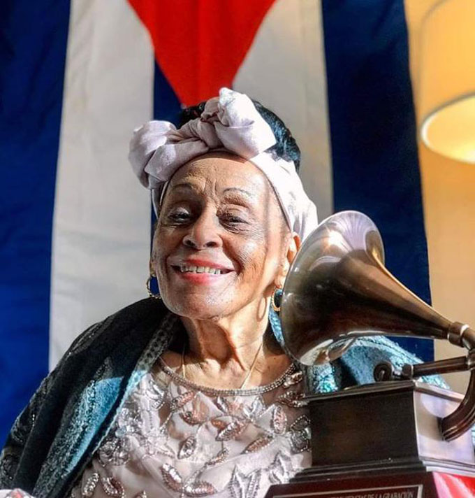 Asegura Omara Portuondo que recibe en nombre de Cuba el Premio a la Excelencia Musical de los Latin Grammy Asegura Omara Portuondo que recibe en nombre de Cuba el Premio a la Excelencia Musical de los Latin Grammy