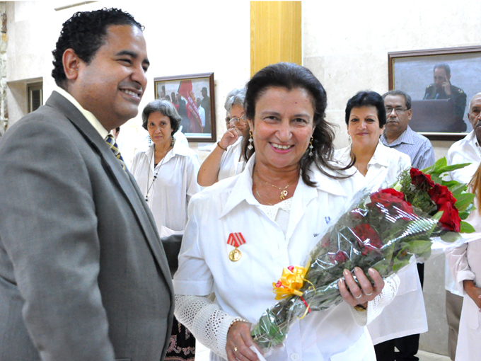 Condecoran a médicos bayameses (+fotos) Condecoran a médicos bayameses (+fotos)