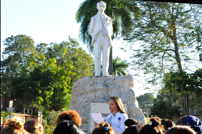 Cubanos honran a José Martí en vísperas de aniversario de su natalicio Cubanos honran a José Martí en vísperas de aniversario de su natalicio