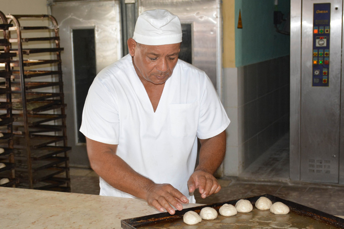 Cubana del pan hace uso racional de portadores energéticos Cubana del pan hace uso racional de portadores energéticos