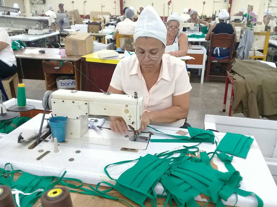 Confeccionan nasobucos en Manzanillo Confeccionan nasobucos en Manzanillo