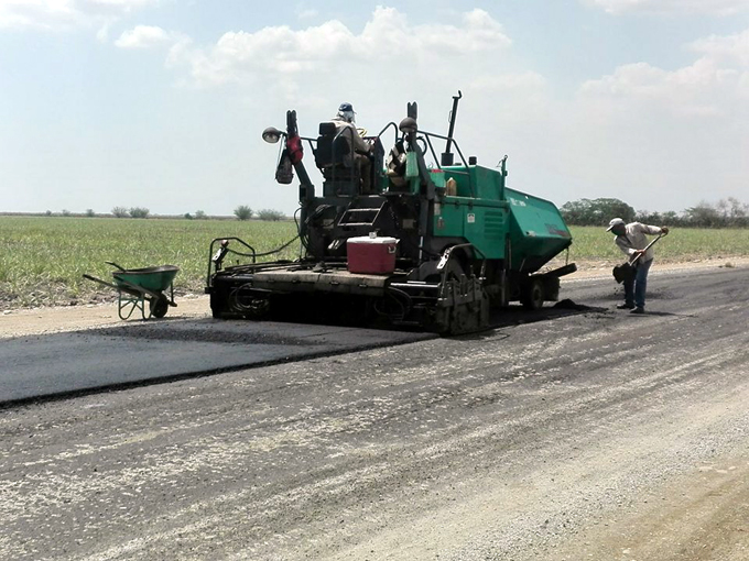 Reparan tramo de la carretera Tunas-Bayamo Reparan tramo de la carretera Tunas-Bayamo