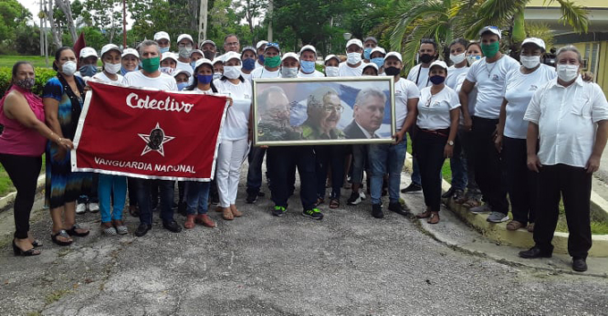Entregan Bandera Vanguardia nacional al centro meteorológico de Granma (+fotos, audio y video) Entregan Bandera Vanguardia nacional al centro meteorológico de Granma (+fotos, audio y video)