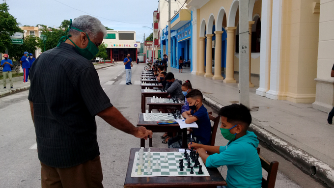 Simultánea de ajedrez celebra la Cubanía (+fotos y video) Simultánea de ajedrez celebra la Cubanía (+fotos y video)