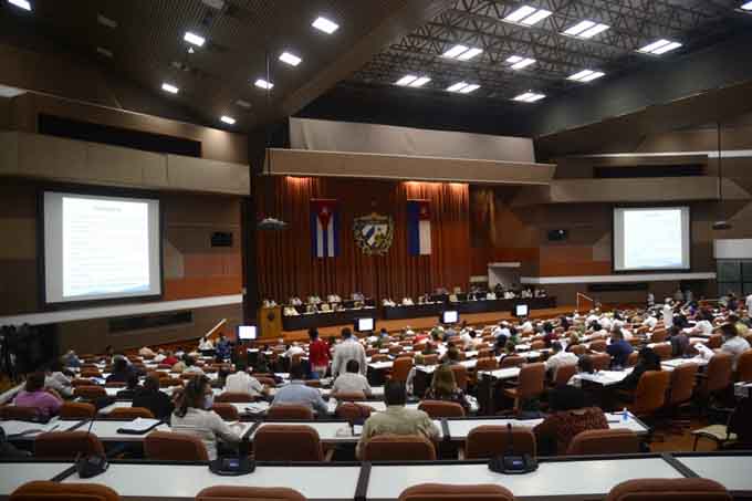 Debaten diputados sobre el enfrentamiento a la COVID-19 en Cuba Debaten diputados sobre el enfrentamiento a la COVID-19 en Cuba