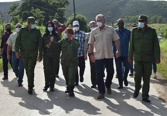 Recorre presidente de Cuba áreas afectadas por tormenta tropical (+fotos) Recorre presidente de Cuba áreas afectadas por tormenta tropical (+fotos)