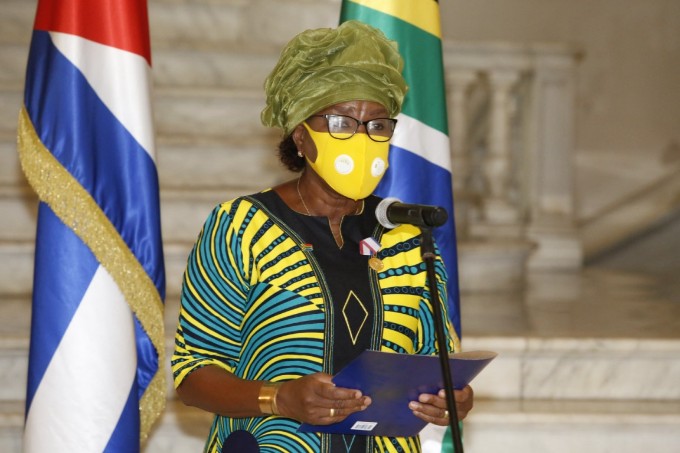 Entrega Cuba Medalla de la Amistad a embajadora de Sudáfrica Entrega Cuba Medalla de la Amistad a embajadora de Sudáfrica