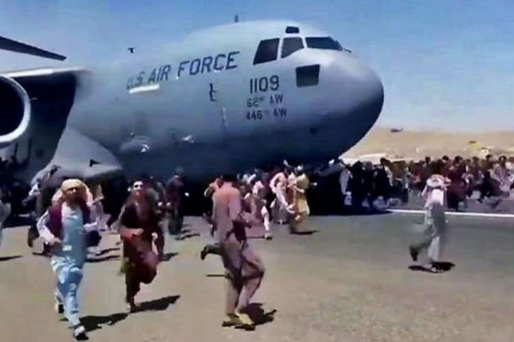 Al menos 10 muertos en caótico aeropuerto de Kabul Al menos 10 muertos en caótico aeropuerto de Kabul