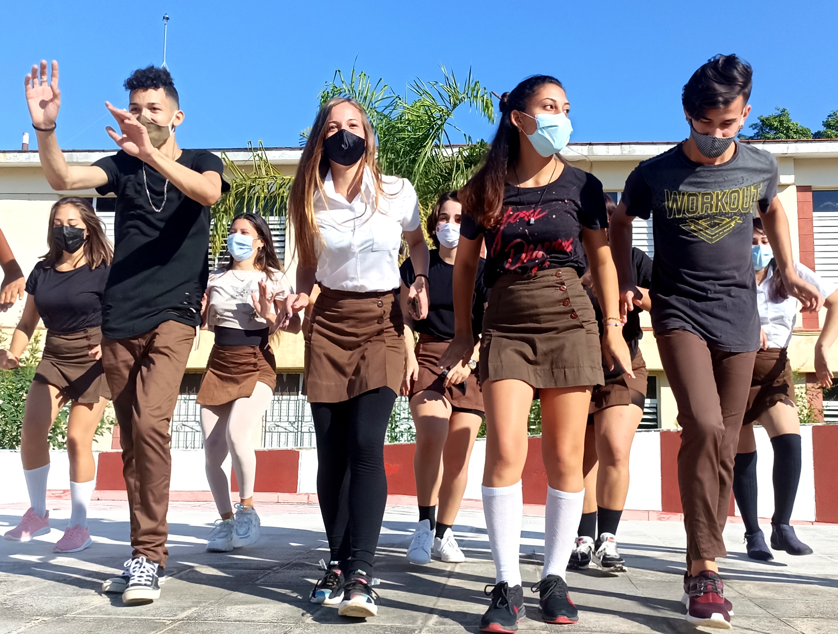 Vuelve la alegría a la escuela profesional de arte (+ fotos) Vuelve la alegría a la escuela profesional de arte (+ fotos)