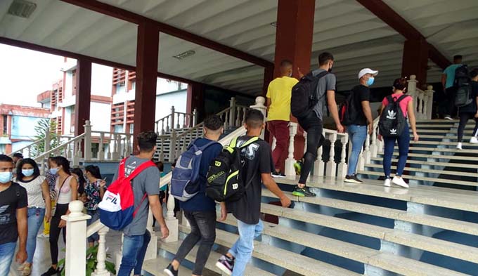 Más de 600 mil estudiantes cubanos vuelven hoy a las aulas Más de 600 mil estudiantes cubanos vuelven hoy a las aulas