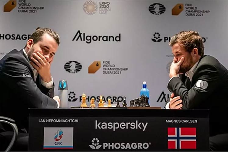 Carlsen y Nepomniachtchi retoman match por corona mundial de ajedrez Carlsen y Nepomniachtchi retoman match por corona mundial de ajedrez