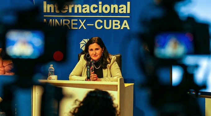 Es imposible desconocer la coincidencia en el tiempo de las medidas de recrudecimiento del bloqueo, iniciadas en 2019, con la creciente ola migratoria y el aumento de los flujos irregulares, dijo Johana Tablada en la rueda de prensa de este lunes. Foto: Abel Padrón Padilla/ Cubadebate.