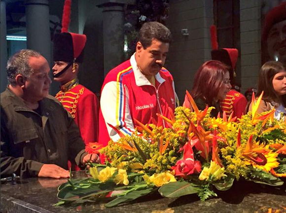Maduro rindió homenaje a Hugo Chávez en el Cuartel de la Montaña Maduro rindió homenaje a Hugo Chávez en el Cuartel de la Montaña