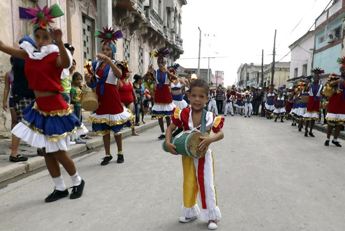 Desfilan comparsas y carrozas en Carnaval infantil Manzanillo 2015