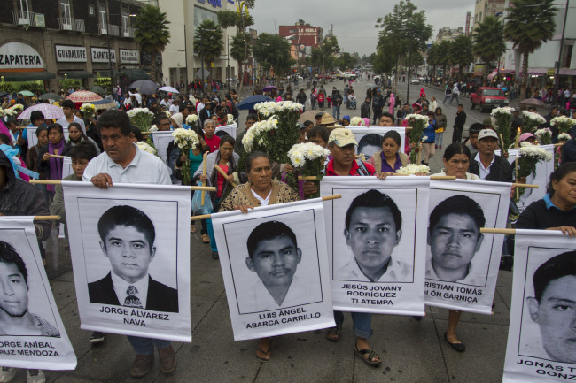 Familiares de los 43 desaparecidos esperan respuesta de Peña Nieto Familiares de los 43 desaparecidos esperan respuesta de Peña Nieto
