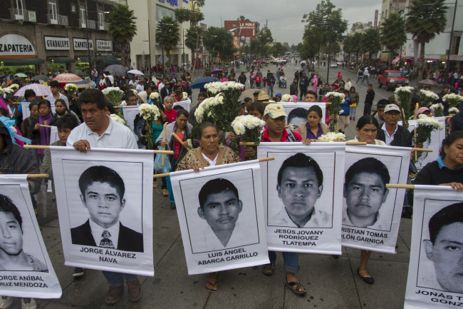 Familiares de los 43 desaparecidos esperan respuesta de Peña Nieto