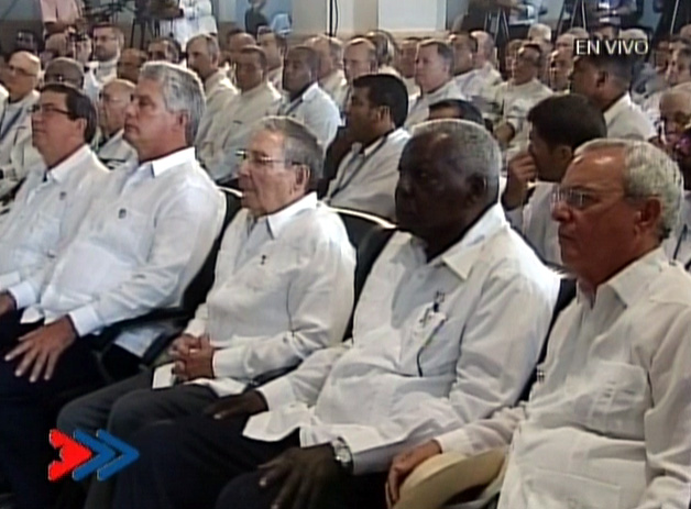 Raúl acompaña al Papa Francisco en misa en El Cobre Raúl acompaña al Papa Francisco en misa en El Cobre