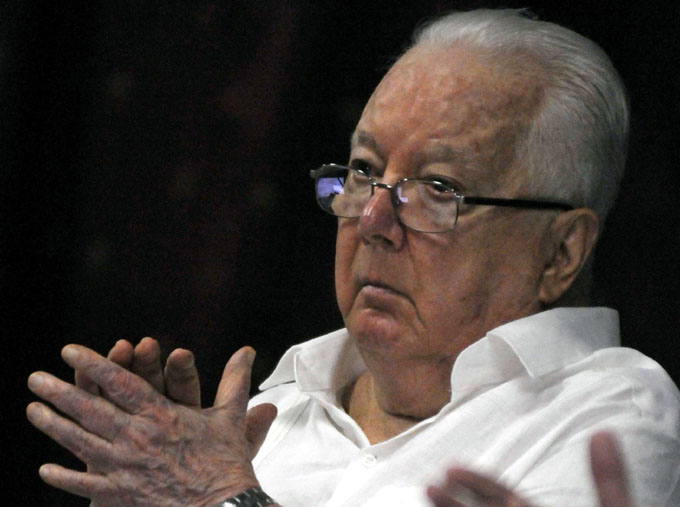 Confieren Premio Bayamo 2015 a Armando Hart Confieren Premio Bayamo 2015 a Armando Hart