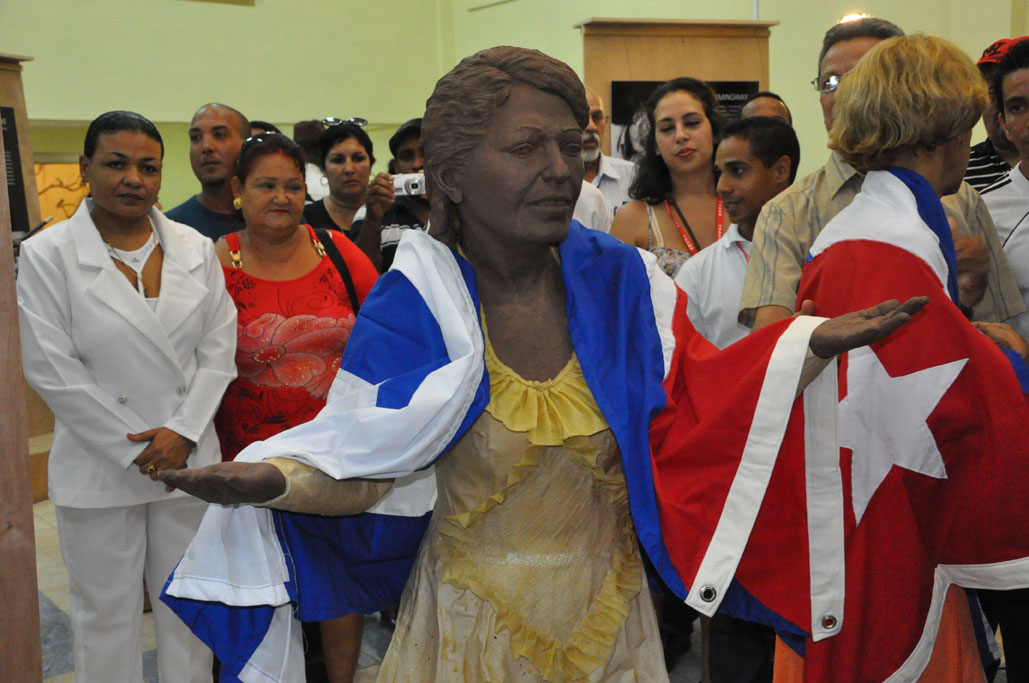 Develan escultura de Celina González en cera Develan escultura de Celina González en cera