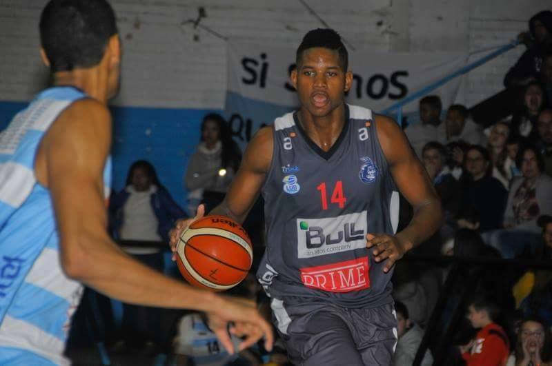 Baloncestista cubano se lesiona en torneo uruguayo Baloncestista cubano se lesiona en torneo uruguayo