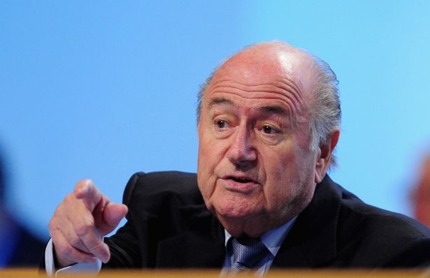 Blatter acusa a Platini de causar escándalo en la FIFA Blatter acusa a Platini de causar escándalo en la FIFA