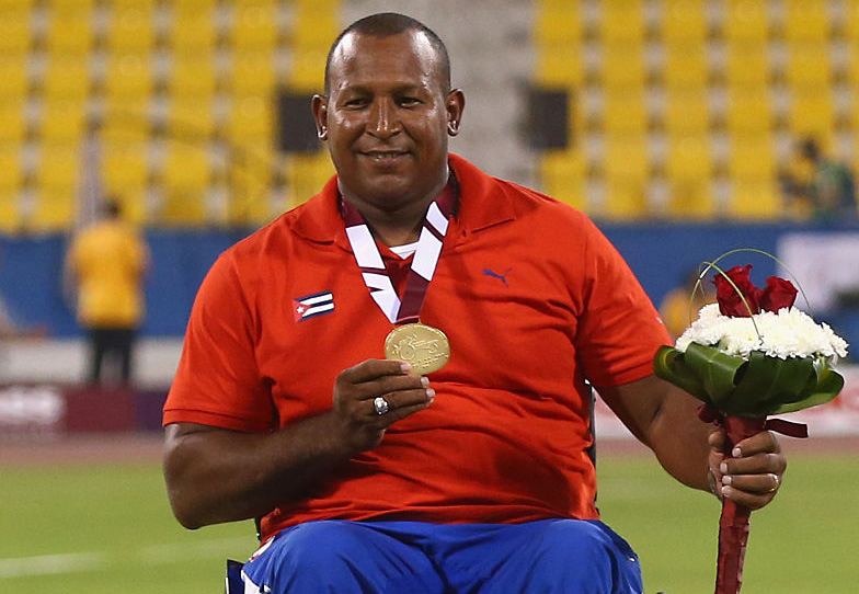 Leonardo Díaz se proclama tricampeón mundial en Doha Leonardo Díaz se proclama tricampeón mundial en Doha