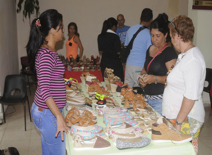 Calzados diseñados por artesanos de Manzanillo y La Habana, en Feria Bayart
