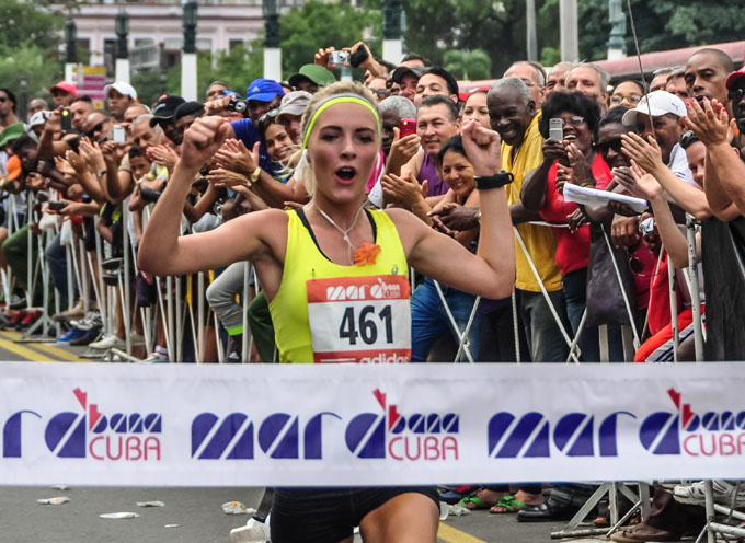 Corredora noruega hace historia en maratón de Marabana 201 Corredora noruega hace historia en maratón de Marabana 201