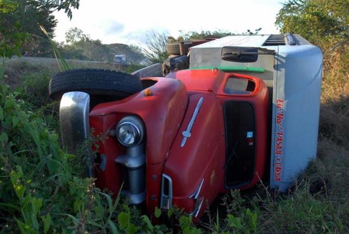 Fallecen 13 personas en accidente de tránsito en la carretera Santiago de Cuba-Guantánamo Fallecen 13 personas en accidente de tránsito en la carretera Santiago de Cuba-Guantánamo