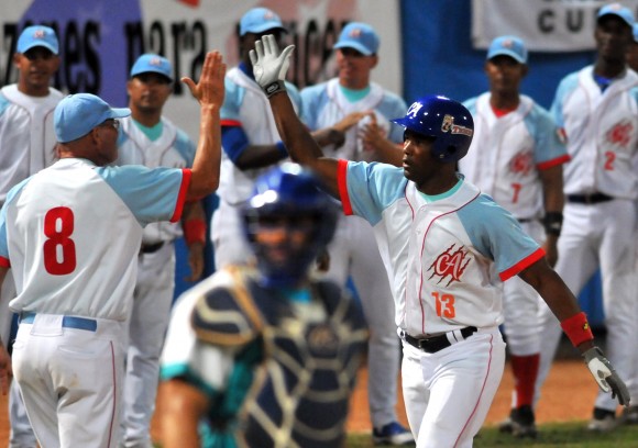 Duelo de líderes inicia segunda fase de torneo del béisbol cubano Duelo de líderes inicia segunda fase de torneo del béisbol cubano