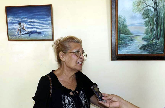 Exponen obras de artista manzanillera