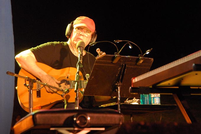 Silvio Rodríguez promociona su nuevo disco Amoríos Silvio Rodríguez promociona su nuevo disco Amoríos