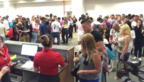 Migrantes cubanos parten a El Salvador desde Costa Rica