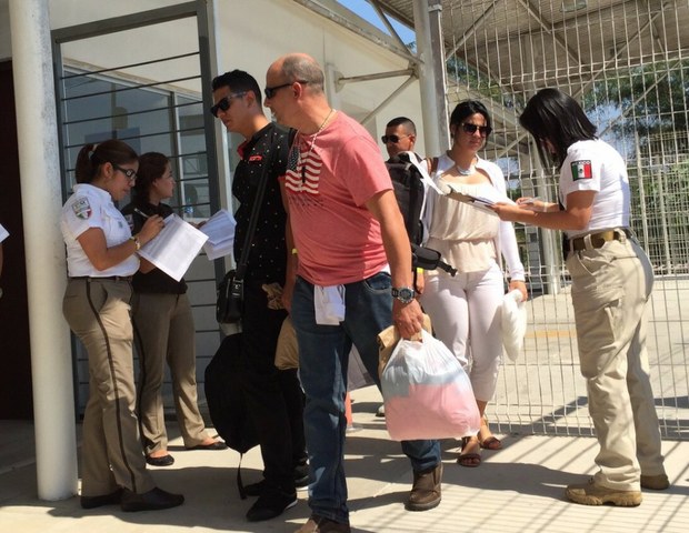 Migrantes cubanos reciben documento en México y siguen a EE.UU.